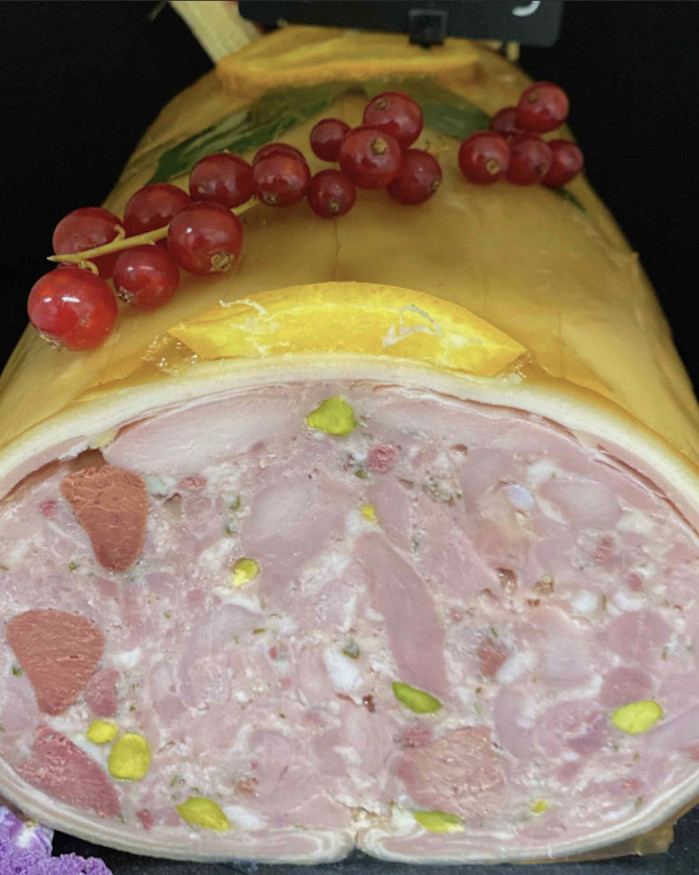 Porcelet farci aux foies confits et aux pistaches