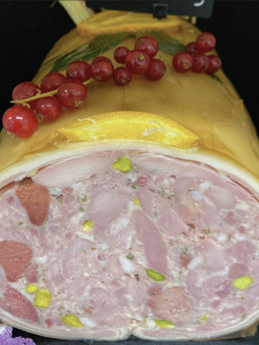 Porcelet farci aux foies confits et aux pistaches