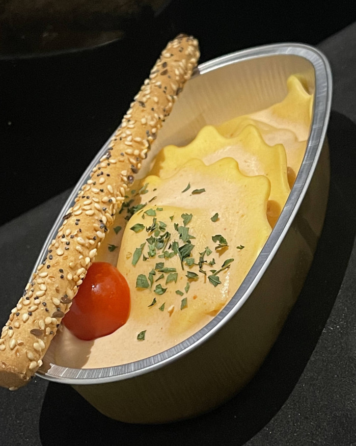 Cassolette de ravioles d'écrevisses et pointes d'asperges sauce homardine