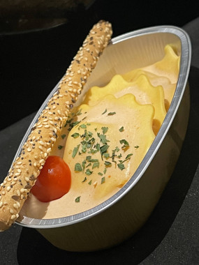 Cassolette de ravioles d'écrevisses et pointes d'asperges sauce homardine